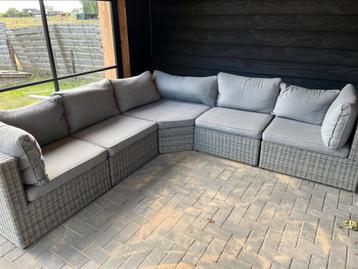 Ruime lounge set beschikbaar voor biedingen