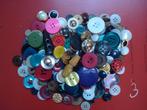 200 Knopen, vele soorten en kleuren, Hobby en Vrije tijd, Naaien en Fournituren, Ophalen of Verzenden, Nieuw, Knoop of Knopen