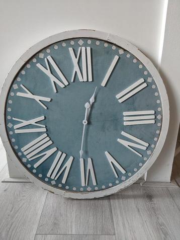 Grote blauw/groene wandklok beschikbaar voor biedingen