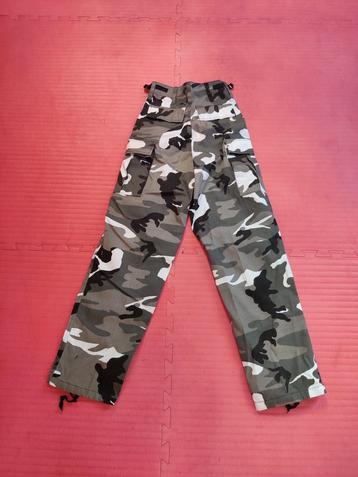 Camouflage Broek Maat 34/26 beschikbaar voor biedingen