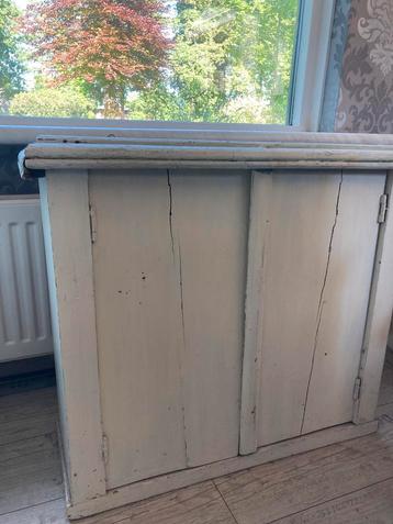 Antieke kast uit jagershut beschikbaar voor biedingen