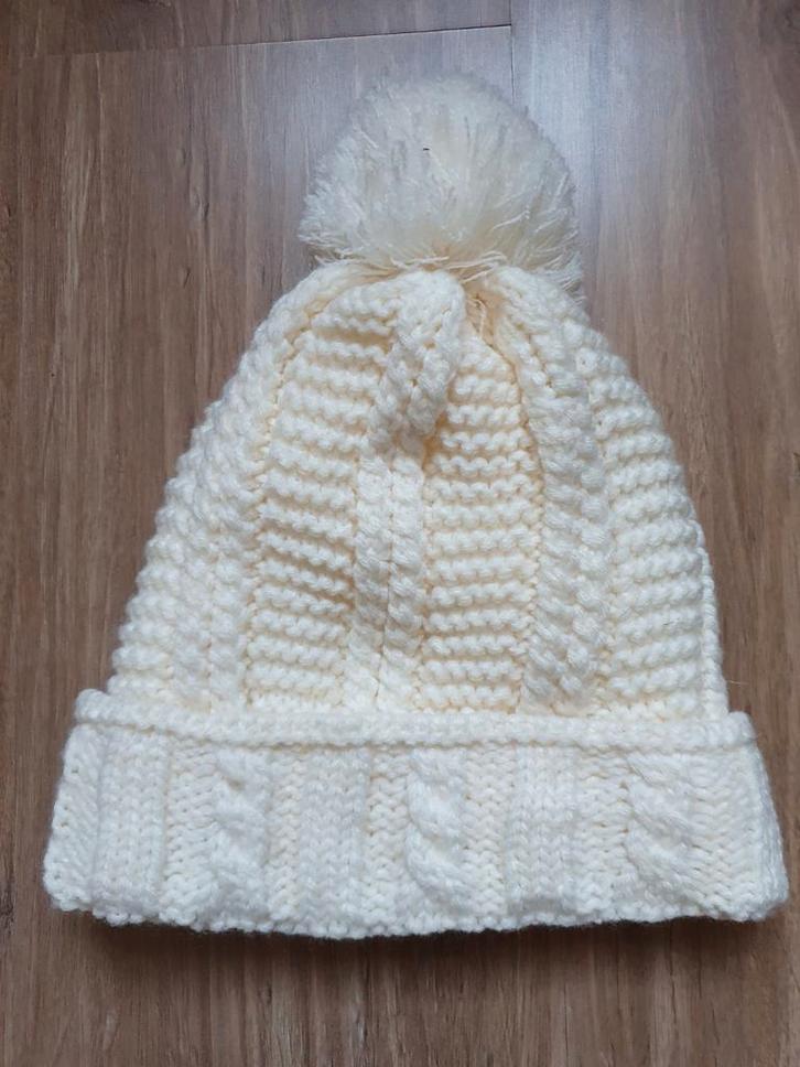 Witte Gebreide Gevoerde Muts met Pompon XS/S - Nieuwstaat, Kleding | Dames, Mutsen, Sjaals en Handschoenen, Nieuw, Muts, Maat 34 (XS) of kleiner