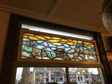 Mooi geschilderd glas in lood beschikbaar voor biedingen