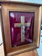 Kruisbeeld in bolglas, Ophalen