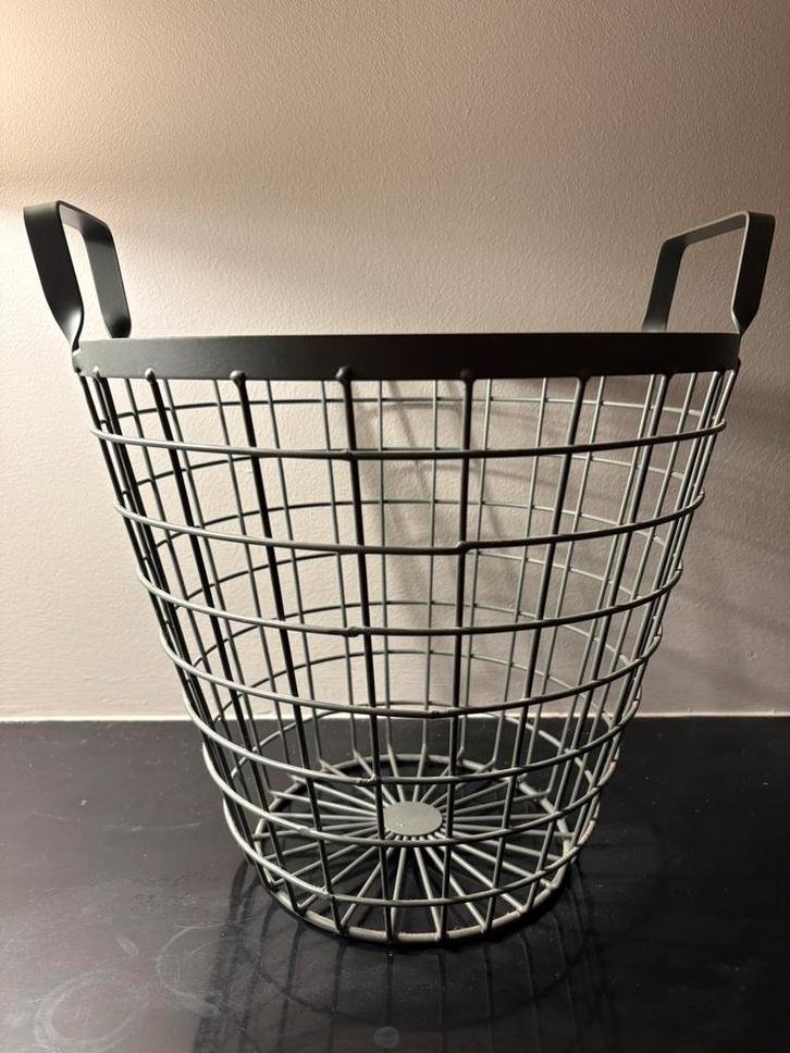 Draadstaal mand, Huis en Inrichting, Woonaccessoires | Schalen en Manden, Zo goed als nieuw, Rond, Overige materialen, Ophalen of Verzenden