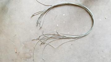 partij staalkabels 3-4 mm dik  kunststof  omhulsel 150-200cm beschikbaar voor biedingen
