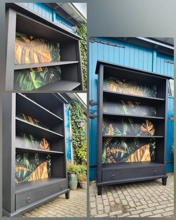 Mat zwarte boekenkast met print "sfeer"  beschikbaar voor biedingen