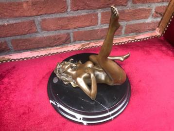 bronzen topbeeld, erotica, pikant liggend naakt beschikbaar voor biedingen