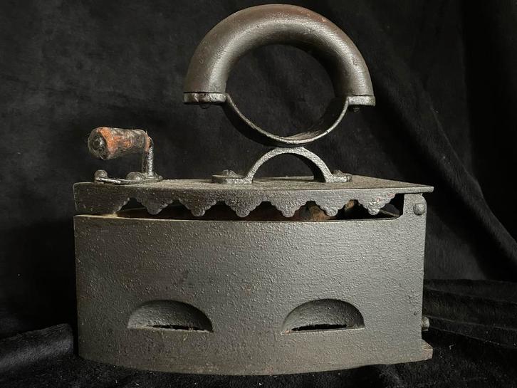 Antiek Gietijzeren kolen Strijkijzer, Antiek en Kunst, Antiek | Woonaccessoires, Ophalen of Verzenden