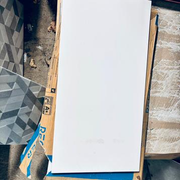 Witte wandtegels ca 1,5m2 beschikbaar voor biedingen