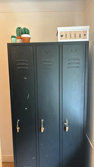 Metalen vintage lockerkast/ kledingkast beschikbaar voor biedingen