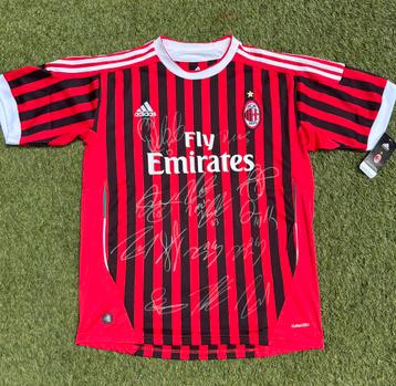 Selectie gesigneerd AC Milan shirt 2011-12 beschikbaar voor biedingen