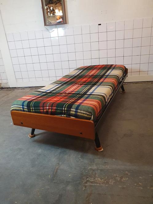 Vintage daybed mid century teak en metaal, Huis en Inrichting, Slaapkamer | Bedden, Zo goed als nieuw, Eenpersoons, Hout, Ophalen of Verzenden