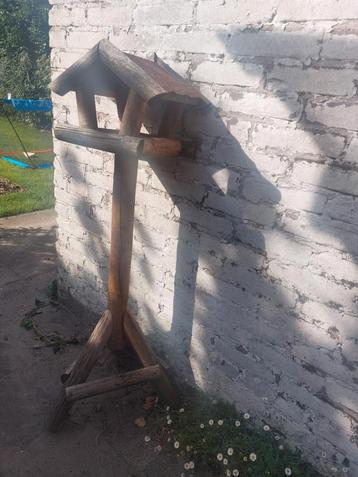 Houten hoog vogelhuisje, voor kleine tuinvogels beschikbaar voor biedingen