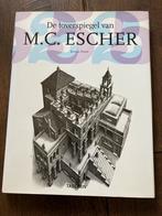 Boek De toverspiegel van M.C. Escher, Bruno Ernst, Ophalen of Verzenden, Zo goed als nieuw, Grafische vormgeving