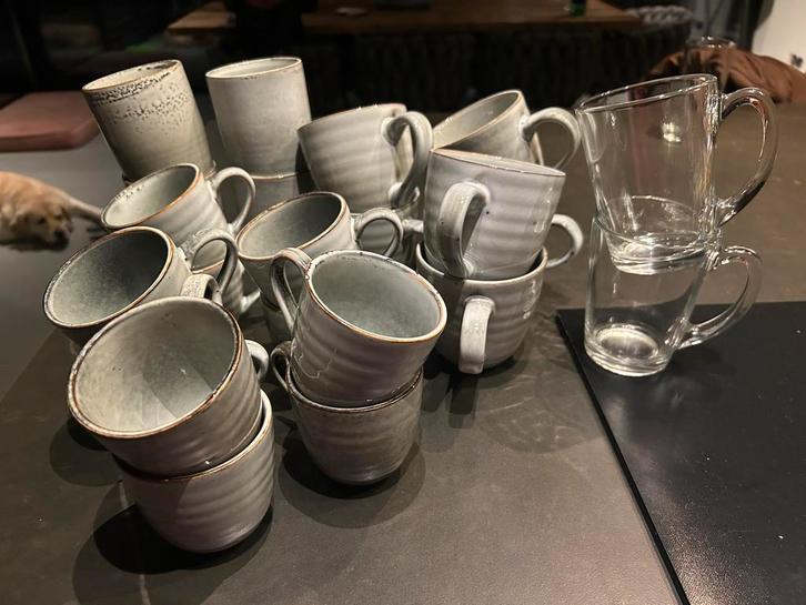 Mokken en glazen set - bijna nieuw!, Huis en Inrichting, Keuken | Servies, Zo goed als nieuw, Overige typen, Overige stijlen, Glas