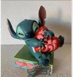 Disney beeld Stitch Hugging Heart, Verzamelen, Disney, Ophalen of Verzenden, Overige figuren, Nieuw, Beeldje of Figuurtje