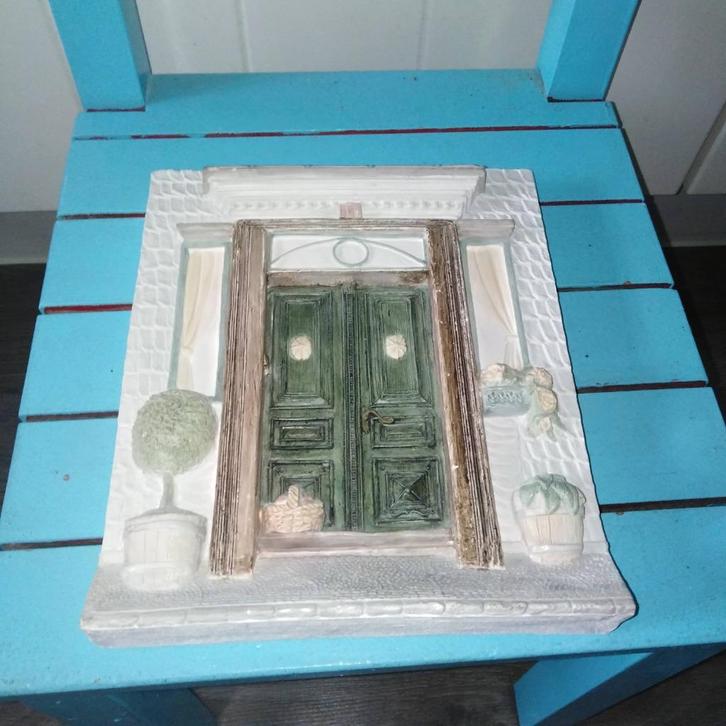 Mooie keramieke wandplaque van gedetaileerde huisgevel, Huis en Inrichting, Woonaccessoires | Wanddecoraties, Zo goed als nieuw