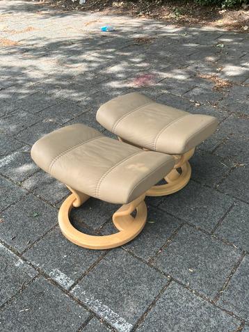 Stressless voetenbankjes beschikbaar voor biedingen