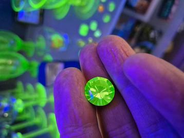 Uraniumglas facet geslepen edelsteen uniek 14.45mm beschikbaar voor biedingen