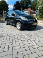 Toyota Aygo 1.0 5DRS 2012 Zwart dealer onderhouden, Auto's, Voorwielaandrijving, Stof, Zwart, 4 cilinders