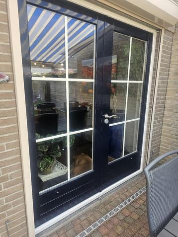 Hardhouten kozijn met dubbele tuindeuren beschikbaar voor biedingen