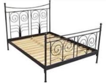 Ikea Noresund bed met lattebodems en tafeltjes