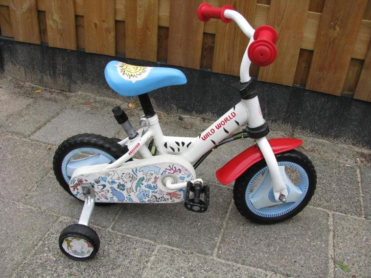 wild world  kinderfietsje met zijwieltjes, Fietsen en Brommers, Fietsen | Kinderfietsjes, Gebruikt, Minder dan 16 inch, Zijwieltjes