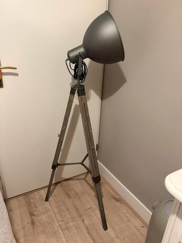 Te koop vloerlamp op driepoot beschikbaar voor biedingen