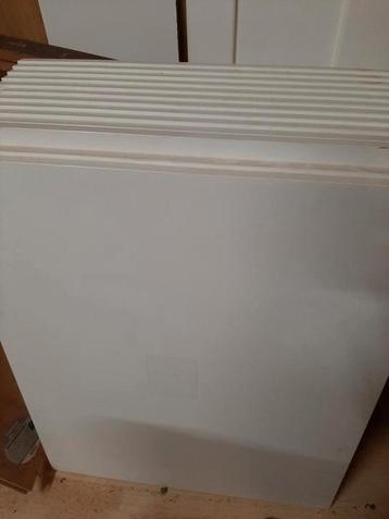 Mooi afgewerkte witte panelen beschikbaar voor biedingen