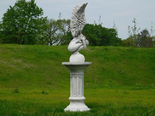 Knielende engel met vleugels omhoog - inclusief sokkel - vol, Tuin en Terras, Tuinbeelden, Nieuw, Steen, Ophalen of Verzenden
