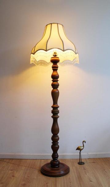 Houten vintage schemerlamp met kap. Brocante vloerlamp