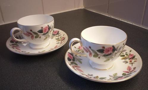 2 gave Wedgewood theekopjes met roosjes, Antiek en Kunst, Antiek | Servies los, Ophalen of Verzenden