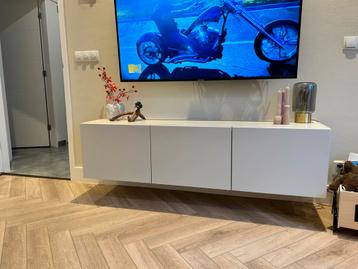 TV kast meubel met drie ruime vakken beschikbaar voor biedingen