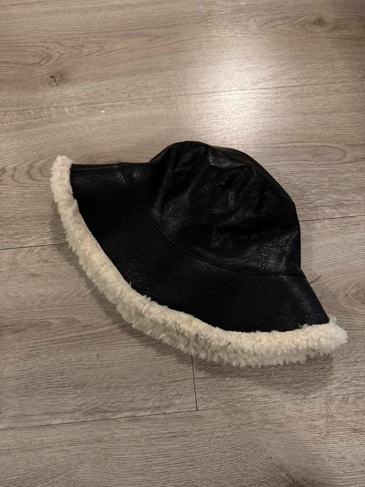 Stradivarius Black Faux Leather Bucket Hat with Cream Lining, Kleding | Dames, Hoeden en Petten, Zo goed als nieuw, One size fits all