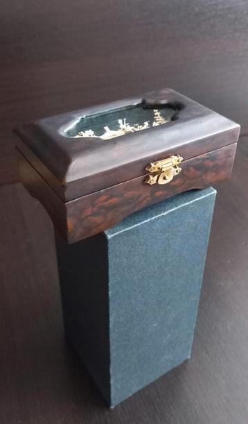 Chinese Sieradendoosje met handgesneden kurk pastorale in  beschikbaar voor biedingen