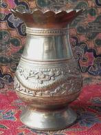 Mooie zware antieke bewerkte koperen vaas uit India 23 cm.