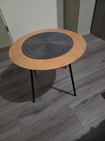 Ronde houten salontafel beschikbaar voor biedingen