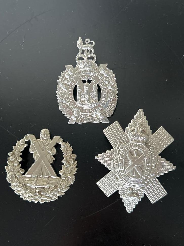 3x Britse militaire cap badges, Verzamelen, Militaria | Tweede Wereldoorlog, Landmacht, Embleem of Badge, Engeland, Verzenden