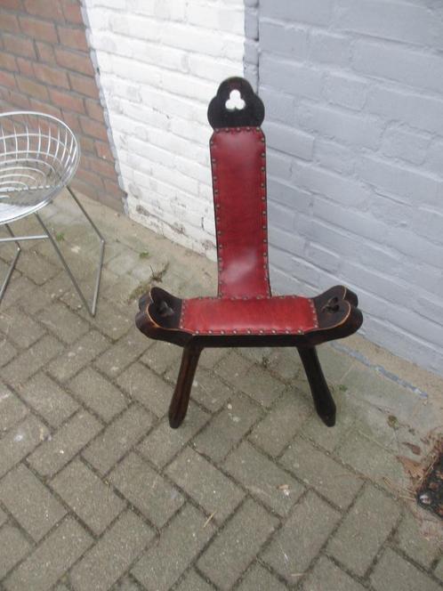 Vintage brutalist kruk, driepoot Spaans, Huis en Inrichting, Krukjes, Gebruikt, Hout, Ophalen of Verzenden