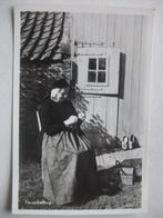 M01 Terschelling - Dame in klederdracht, Verzenden, 1960 tot 1980, Gelopen, Waddeneilanden