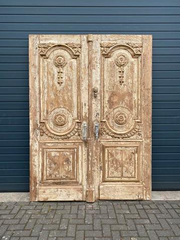 Antieke dubbele brede deur met oude patina beschikbaar voor biedingen