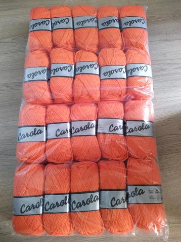 Nieuwe bollen wol. Oranje. Carola. Acryl. beschikbaar voor biedingen