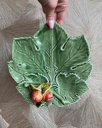 Vintage handmade keramiek serveerbord beschikbaar voor biedingen