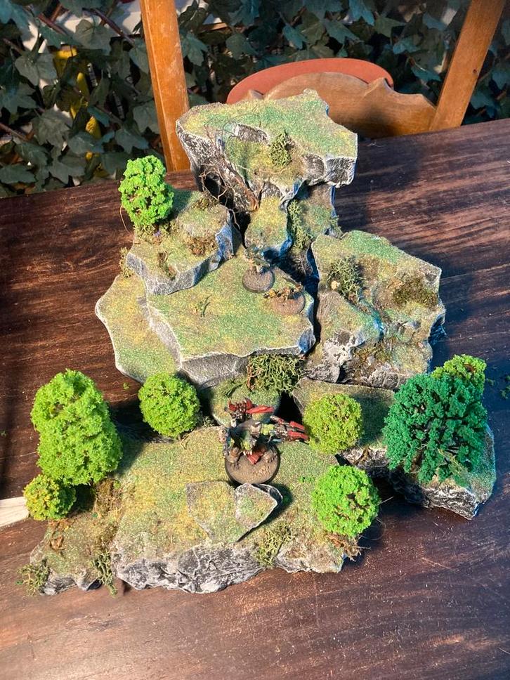 Dnd terrein wargaming hills rotsen bos scenery ttrpg, Hobby en Vrije tijd, Wargaming, Zo goed als nieuw, Warhammer, Toebehoren