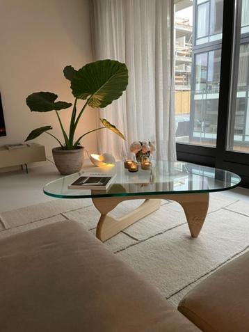 Salontafel, Noguchi tafel beschikbaar voor biedingen