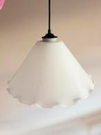 Vintage Franse opaline geschulpte hanglamp, Huis en Inrichting, Lampen | Hanglampen, *, Verzenden, *, *