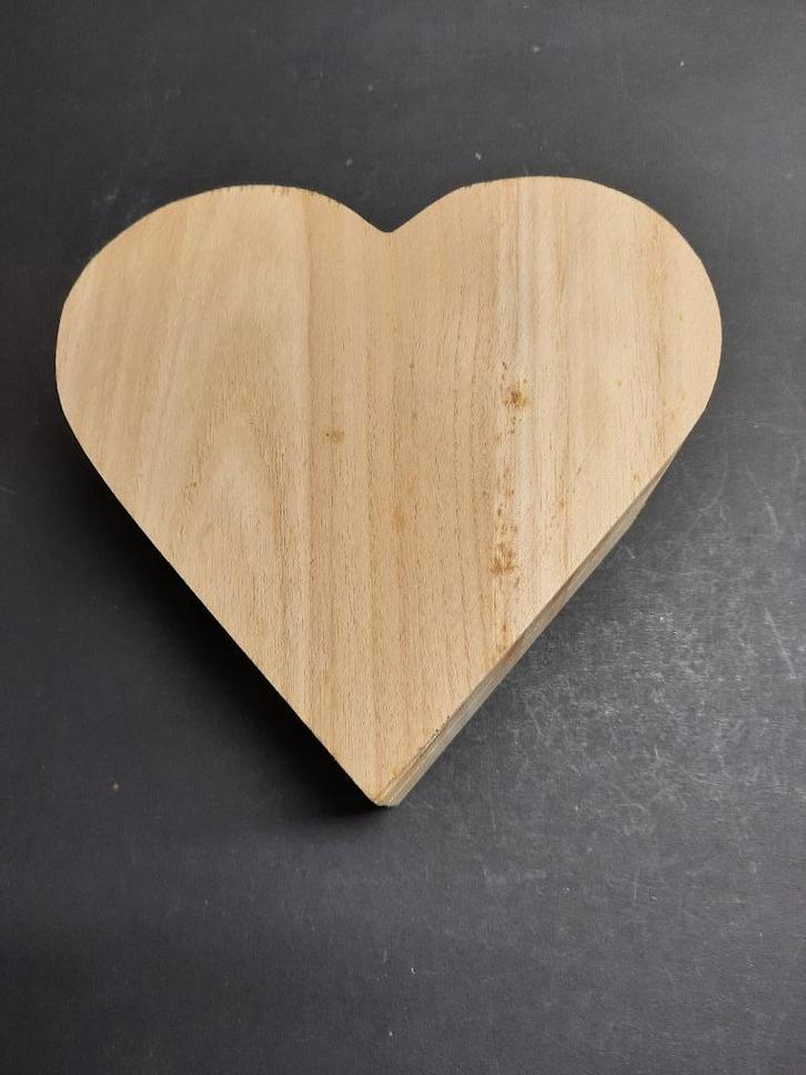 Houten doosje in de vorm van een hart, Hobby en Vrije tijd, Knutselen, Zo goed als nieuw, Overige typen, Ophalen of Verzenden