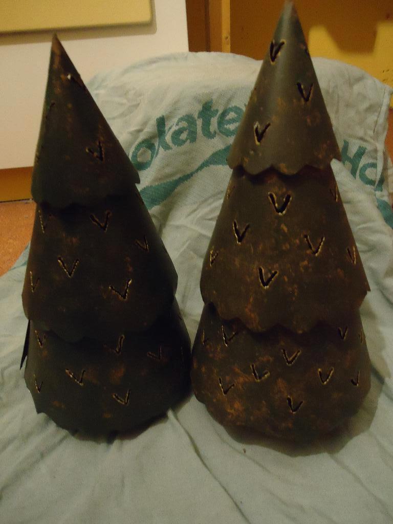 2 Kerstbomen van ijzer voor waxinnelichtjes met klepje, Diversen, Kerst, Ophalen of Verzenden, Zo goed als nieuw
