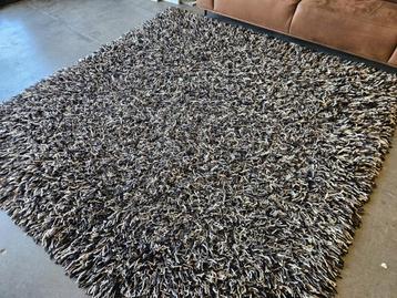 Mooi hoogpolig tapijt of vloerkleed, hoge kwaliteit beschikbaar voor biedingen